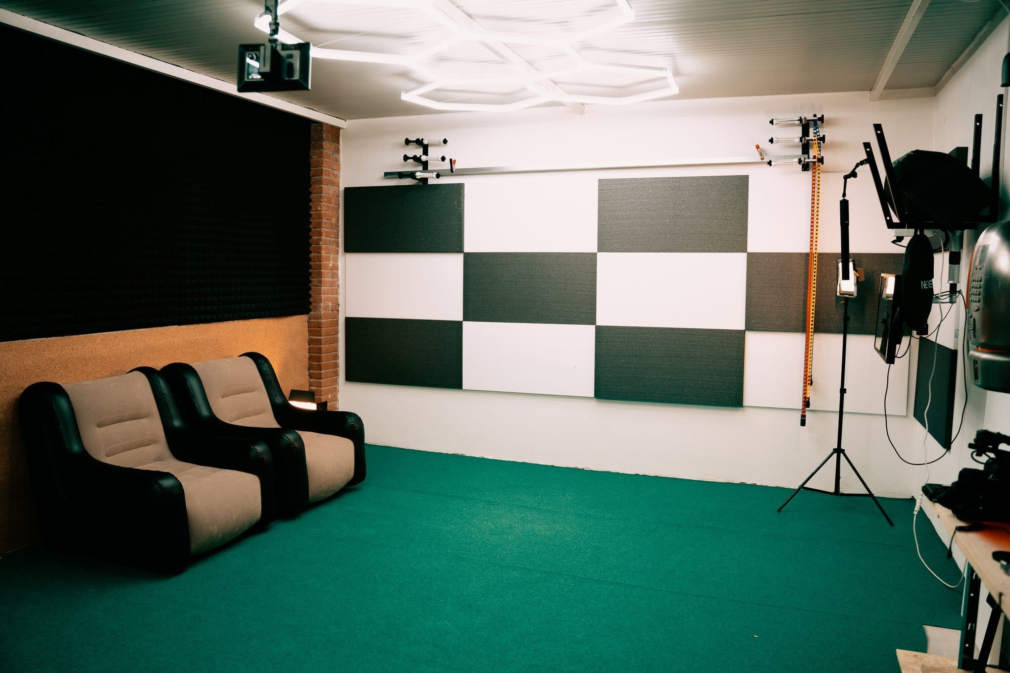 Il set principale di 360 Studio, con pannelli fonoassorbenti e attrezzatura di ripresa