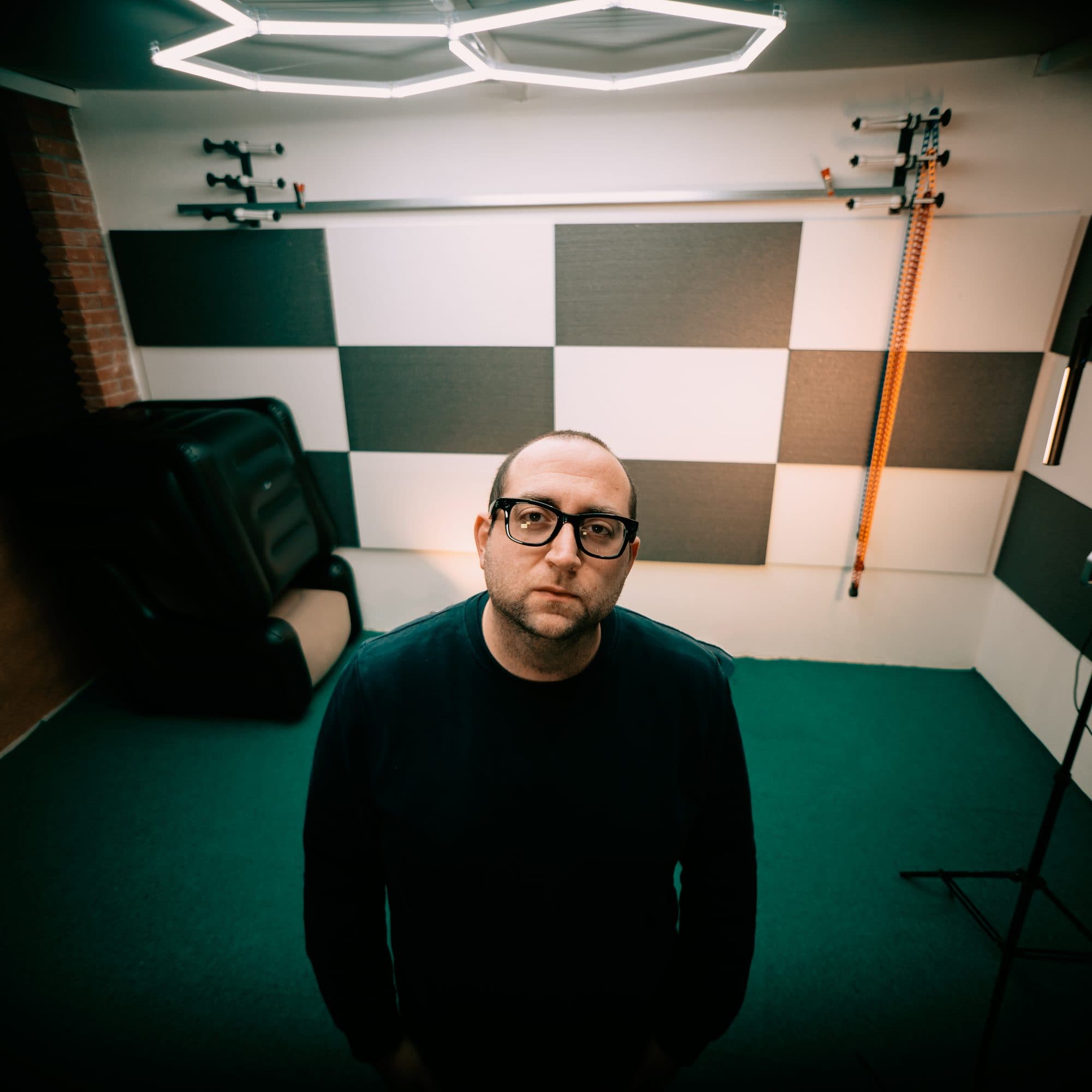 Ritratto in studio, tra luci e pannelli acustici