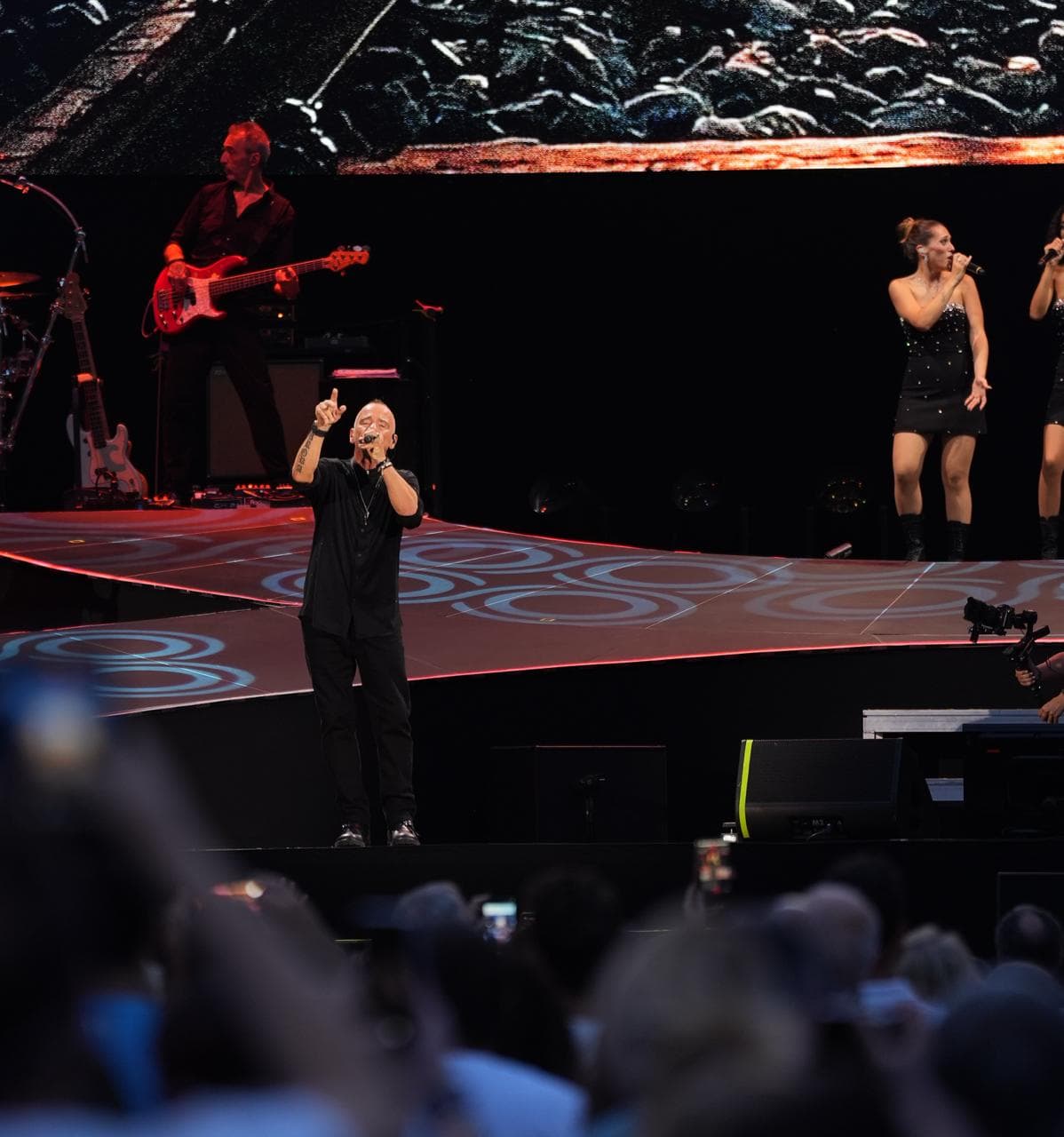Vista ampia del palco con band e coriste