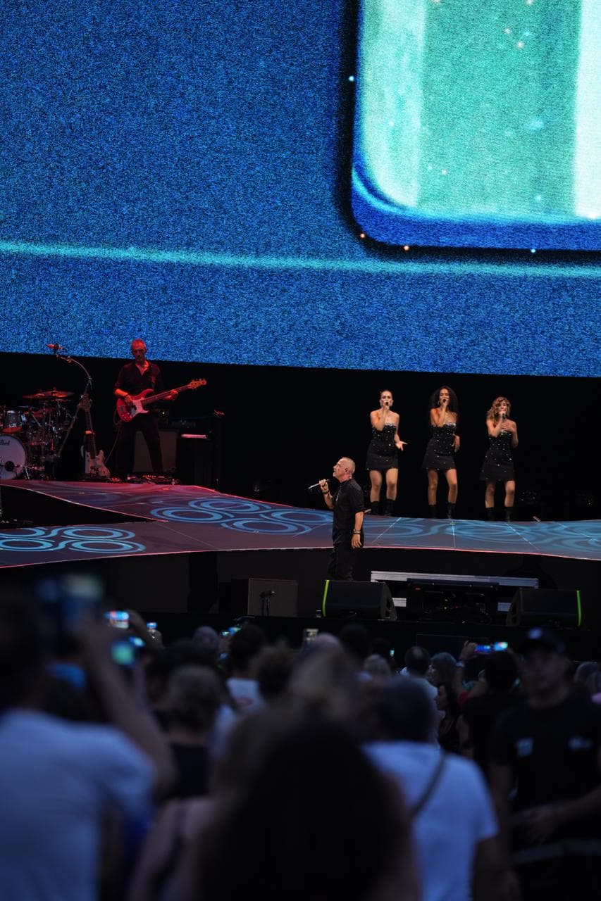 Il maxi schermo dello stadio con le coriste sul palco