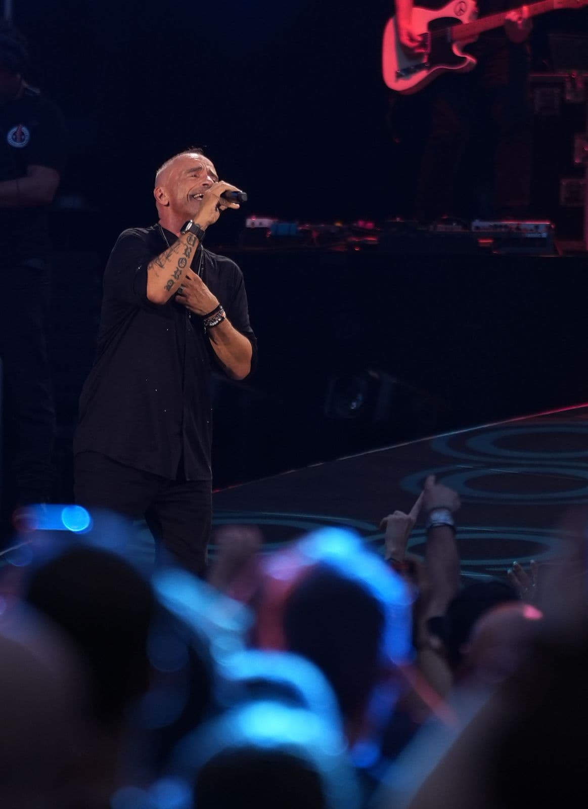 Primo piano dell'artista che canta