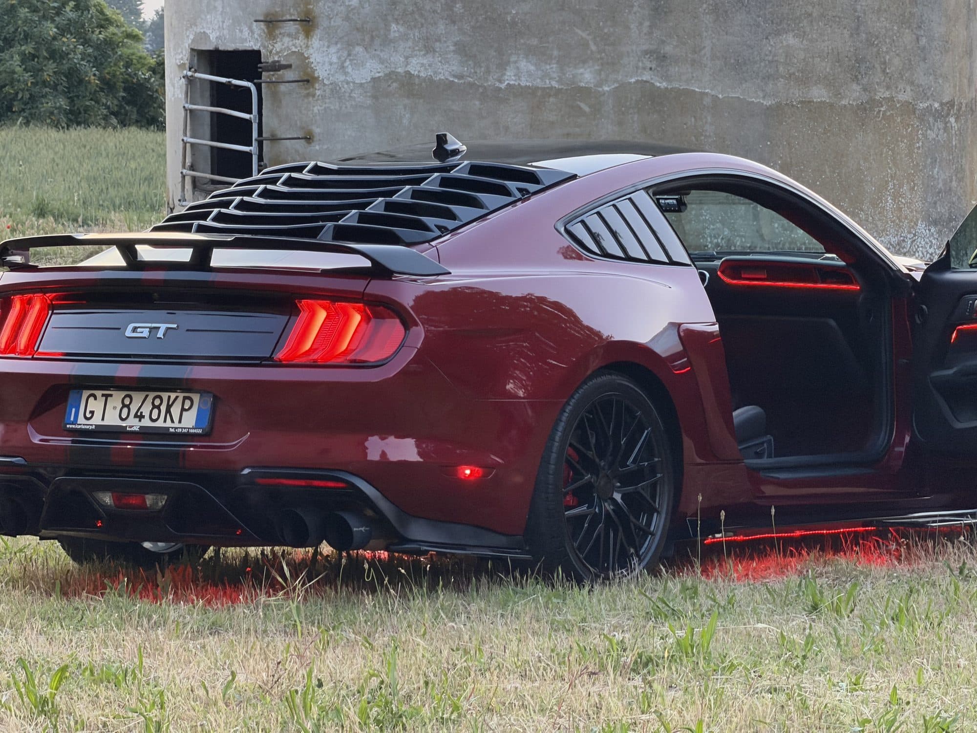 Ford Mustang GT bordeaux vista tre quarti posteriore