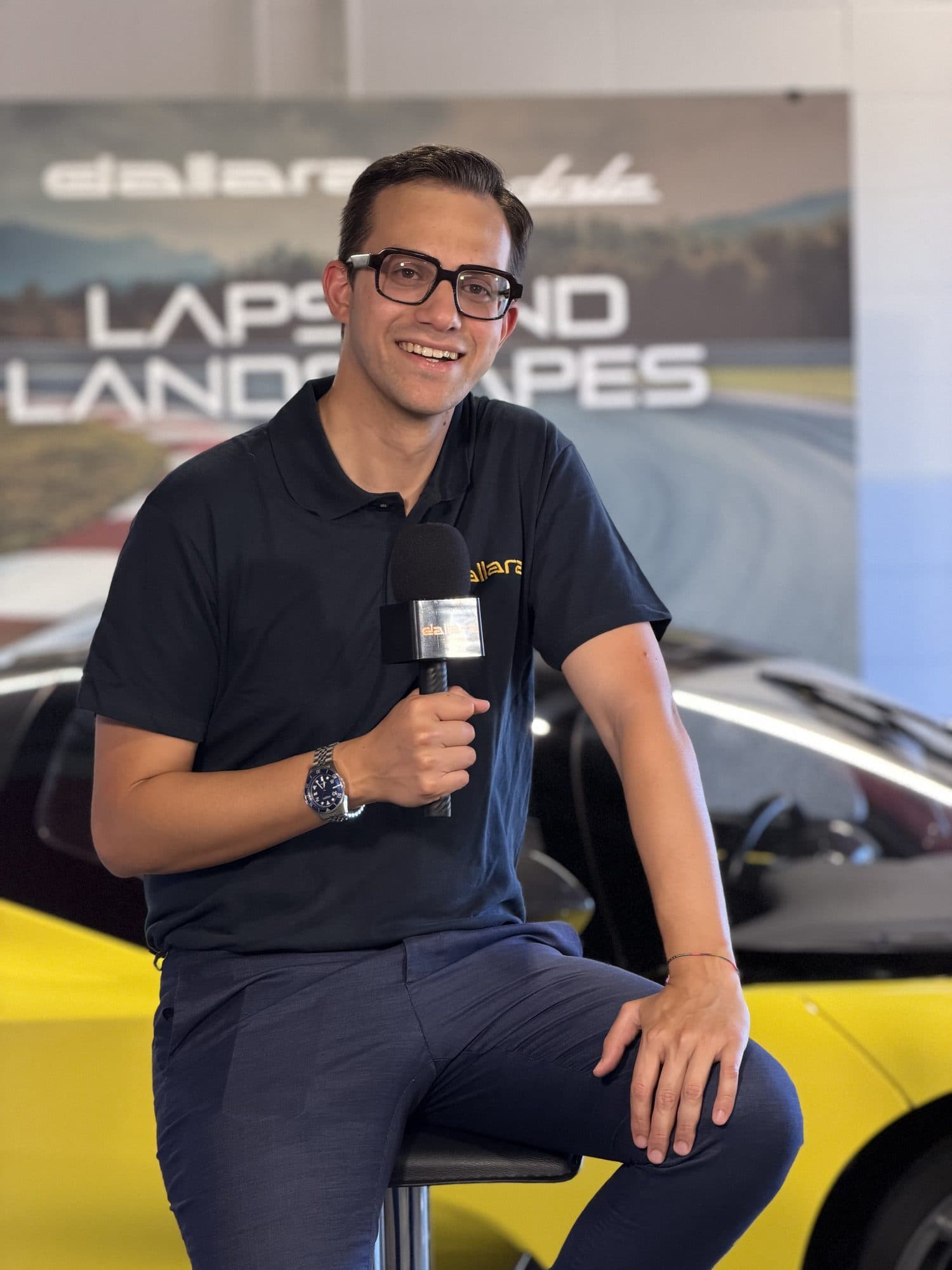 Lorenzo Mazzaschi conduce il podcast con il microfono Dallara