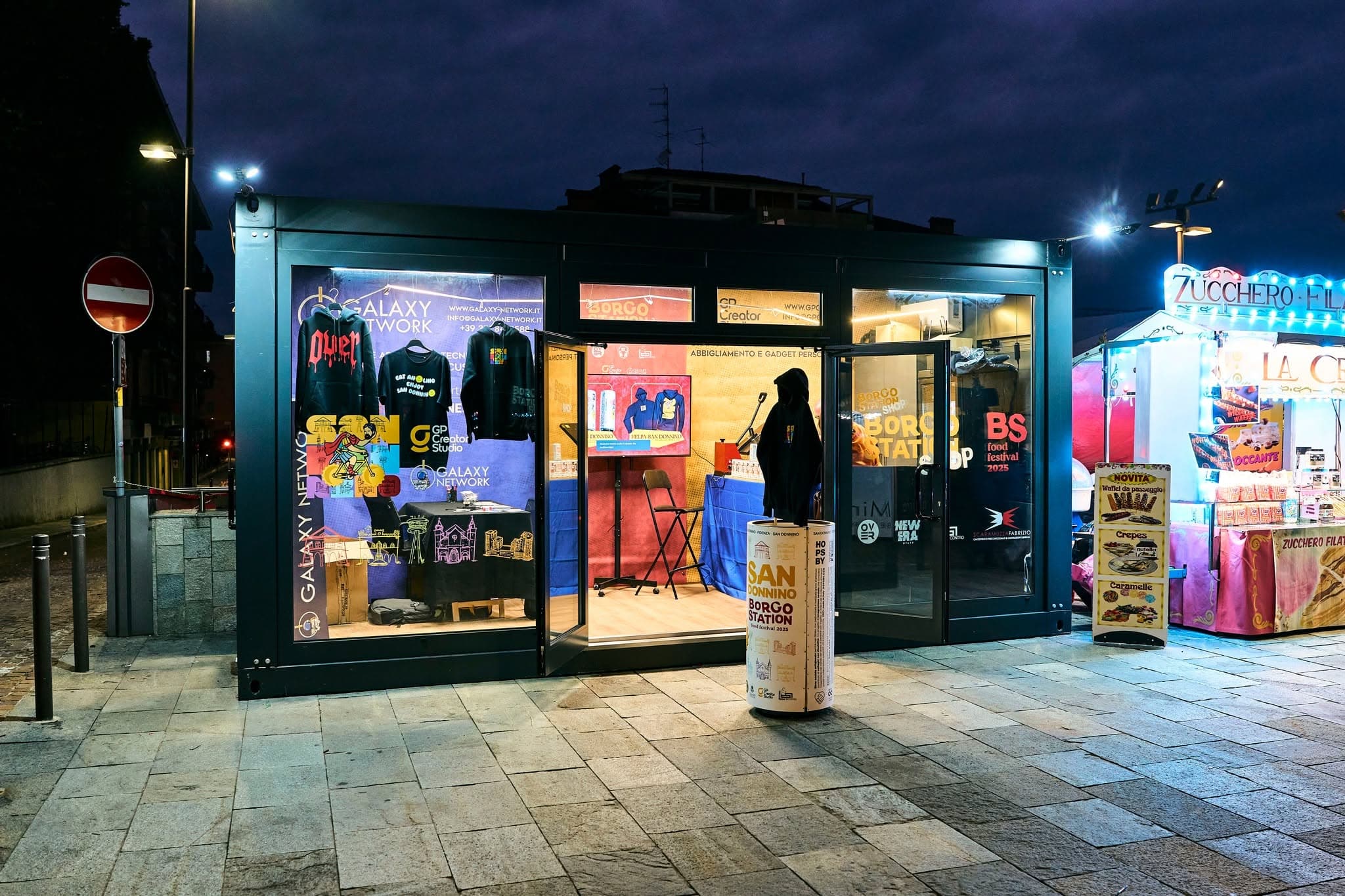 Temporary store del Borgo Station Food Festival 2025 di sera