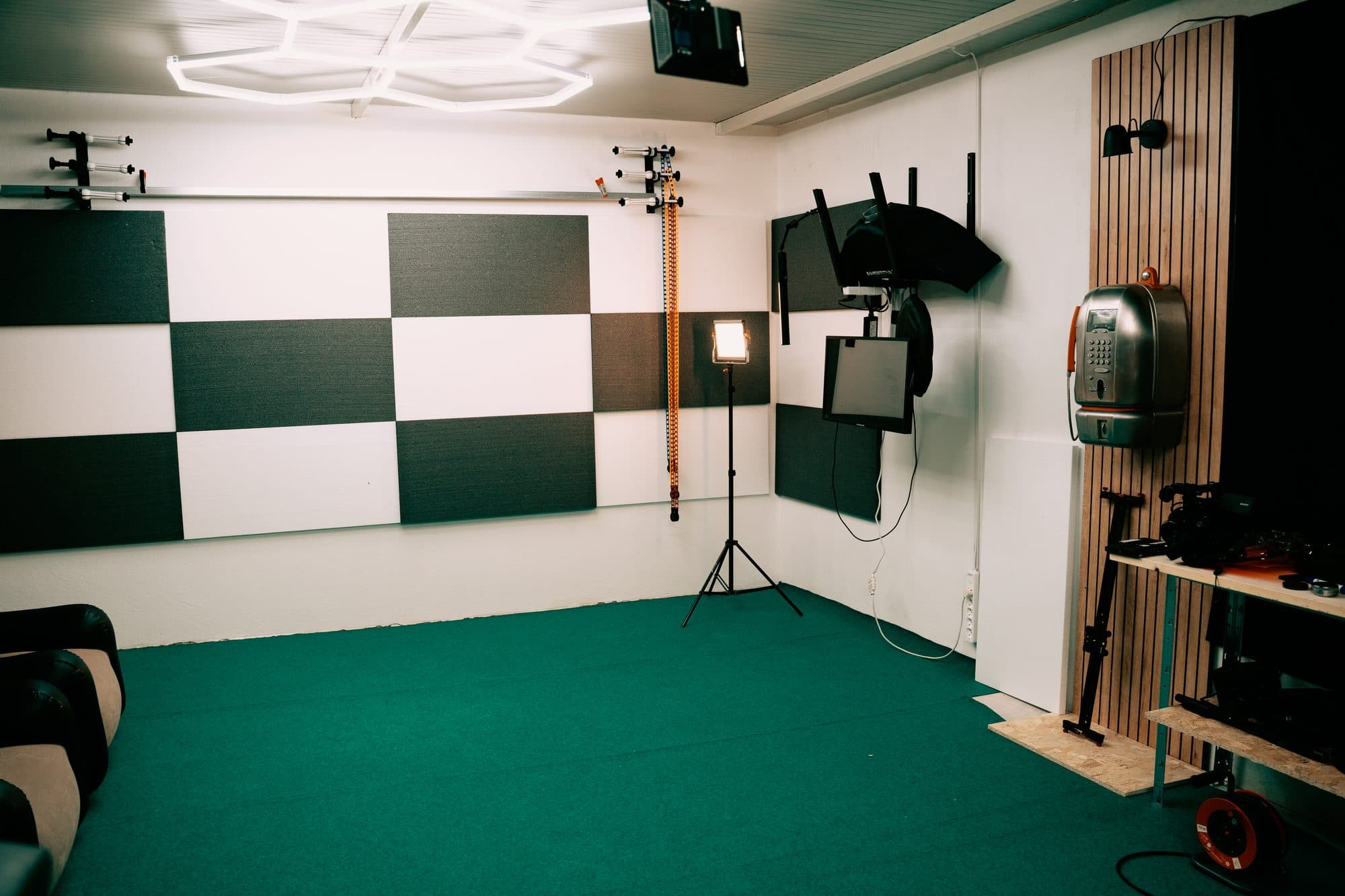 Set di ripresa in 360 Studio, con attrezzatura e pannelli fonoassorbenti