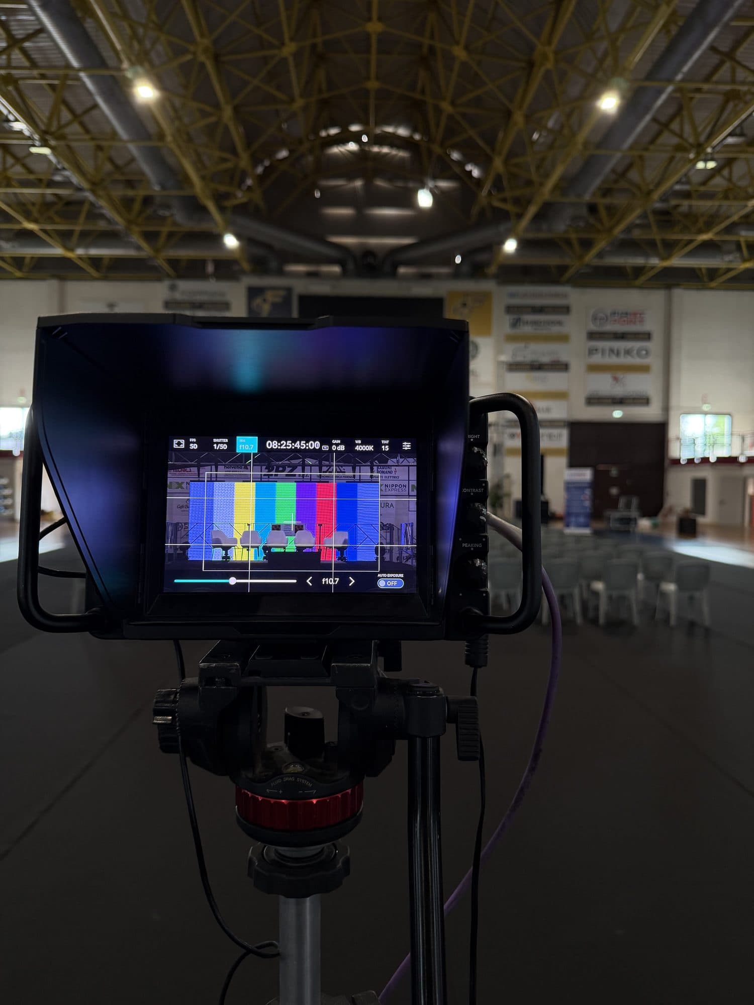 Monitor di regia con color chart durante l'allestimento