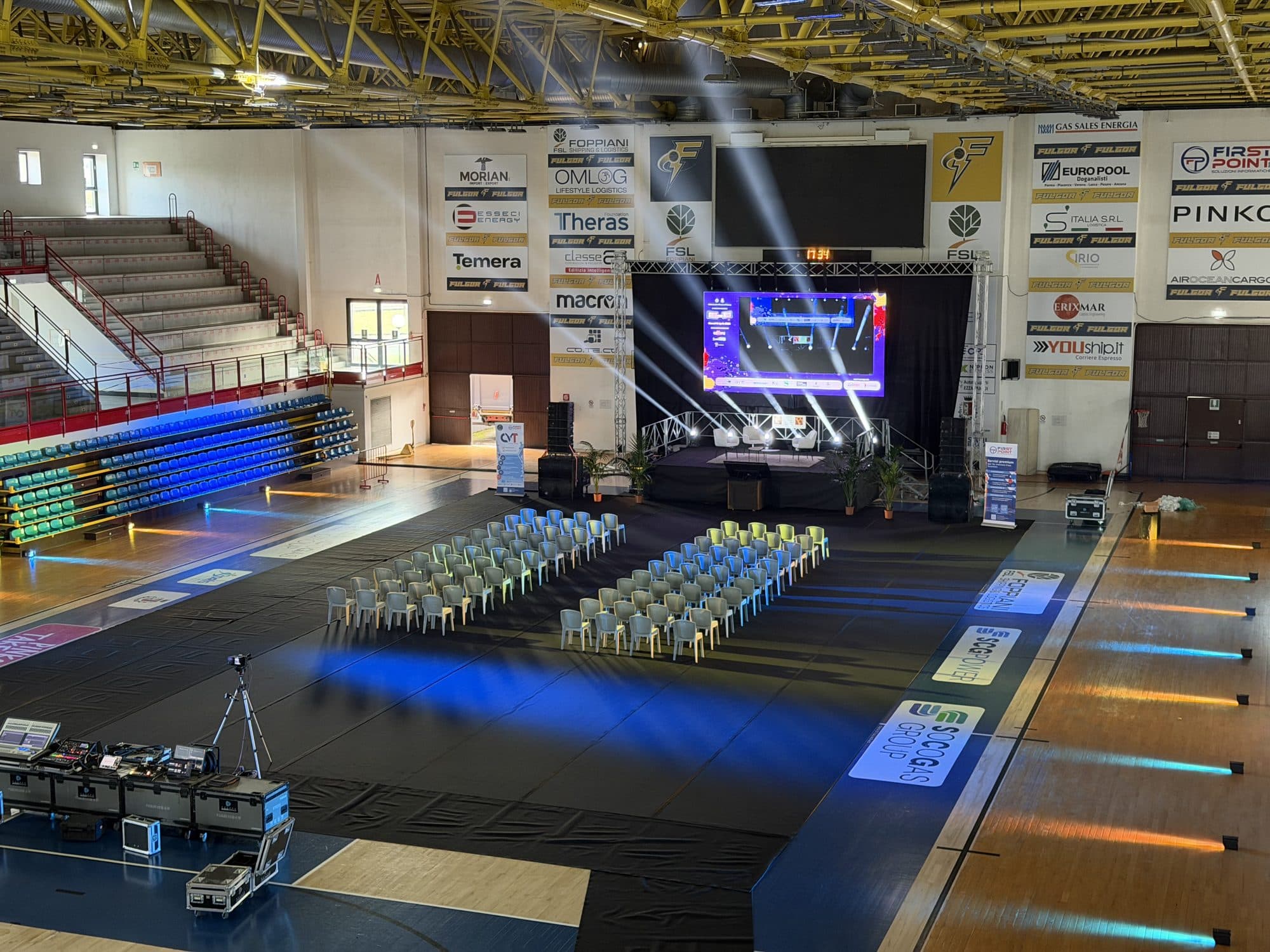 Il palco allestito con maxi schermo acceso