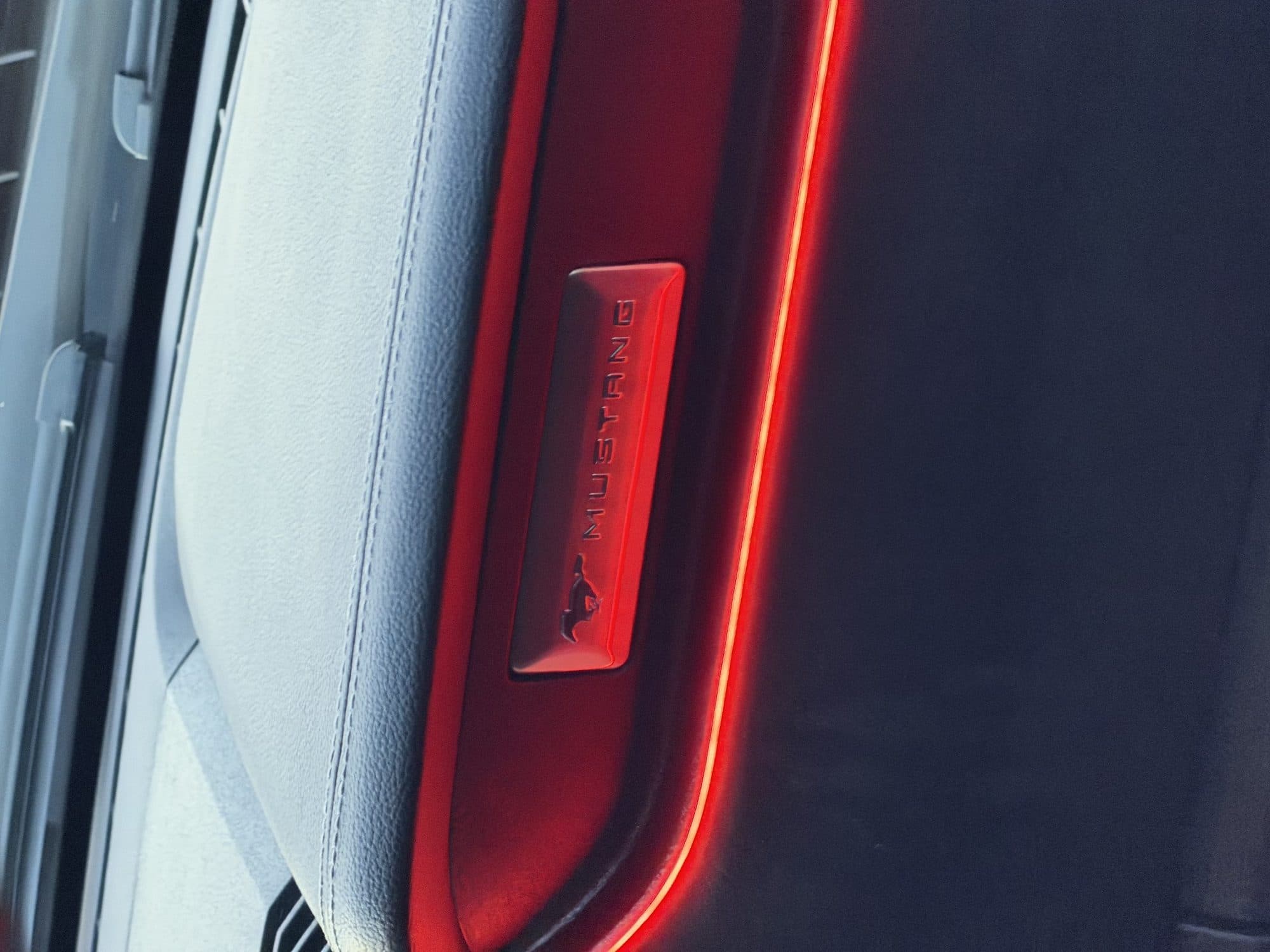 Dettaglio della soglia con il logo Mustang illuminato