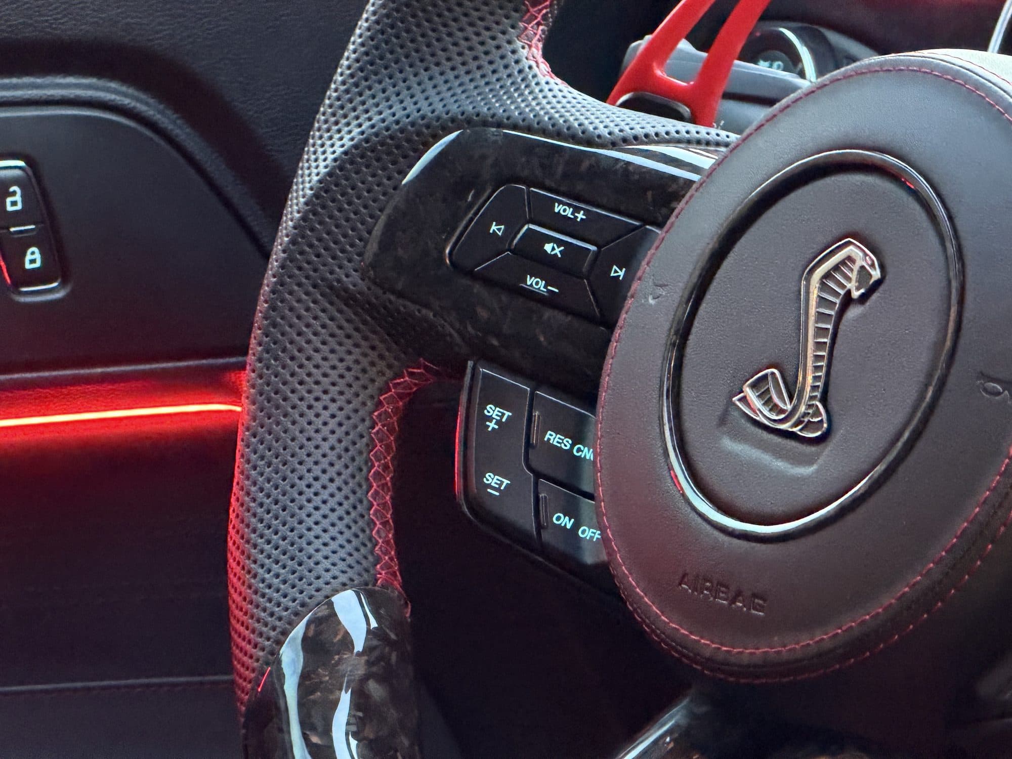 Dettaglio del volante con il logo Shelby