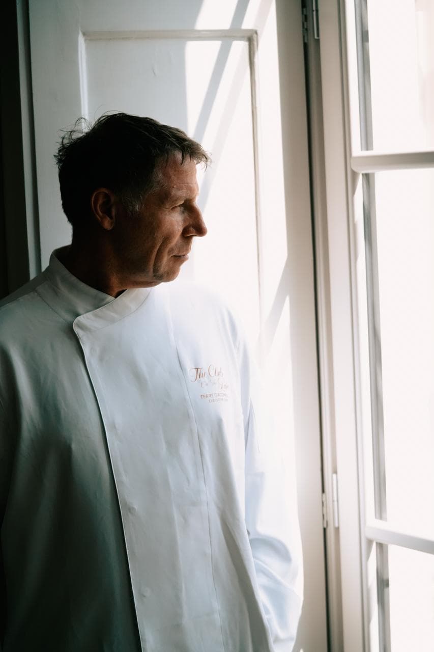 Ritratto dello chef in controluce alla finestra