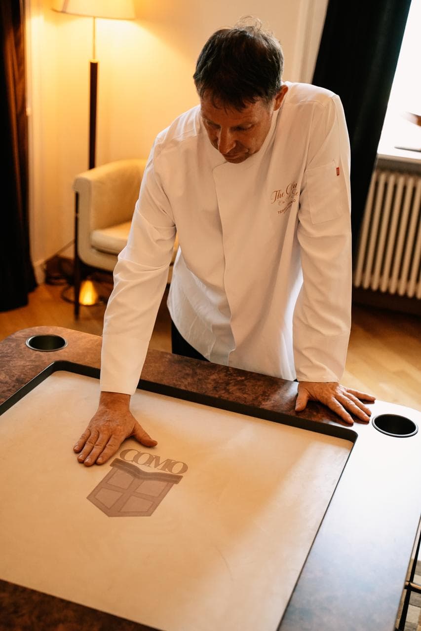 Dettaglio di un tavolo con il logo Como