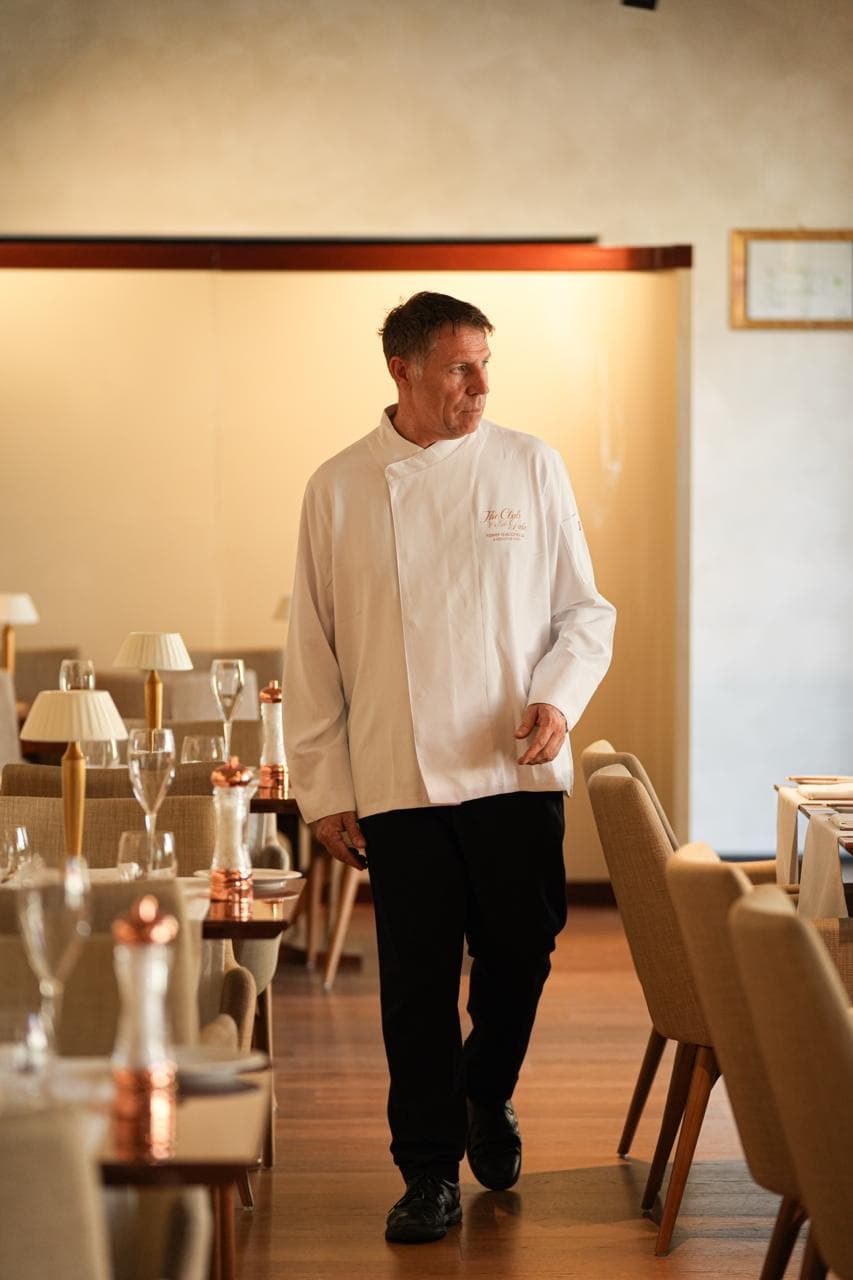 Lo chef cammina nella sala da pranzo